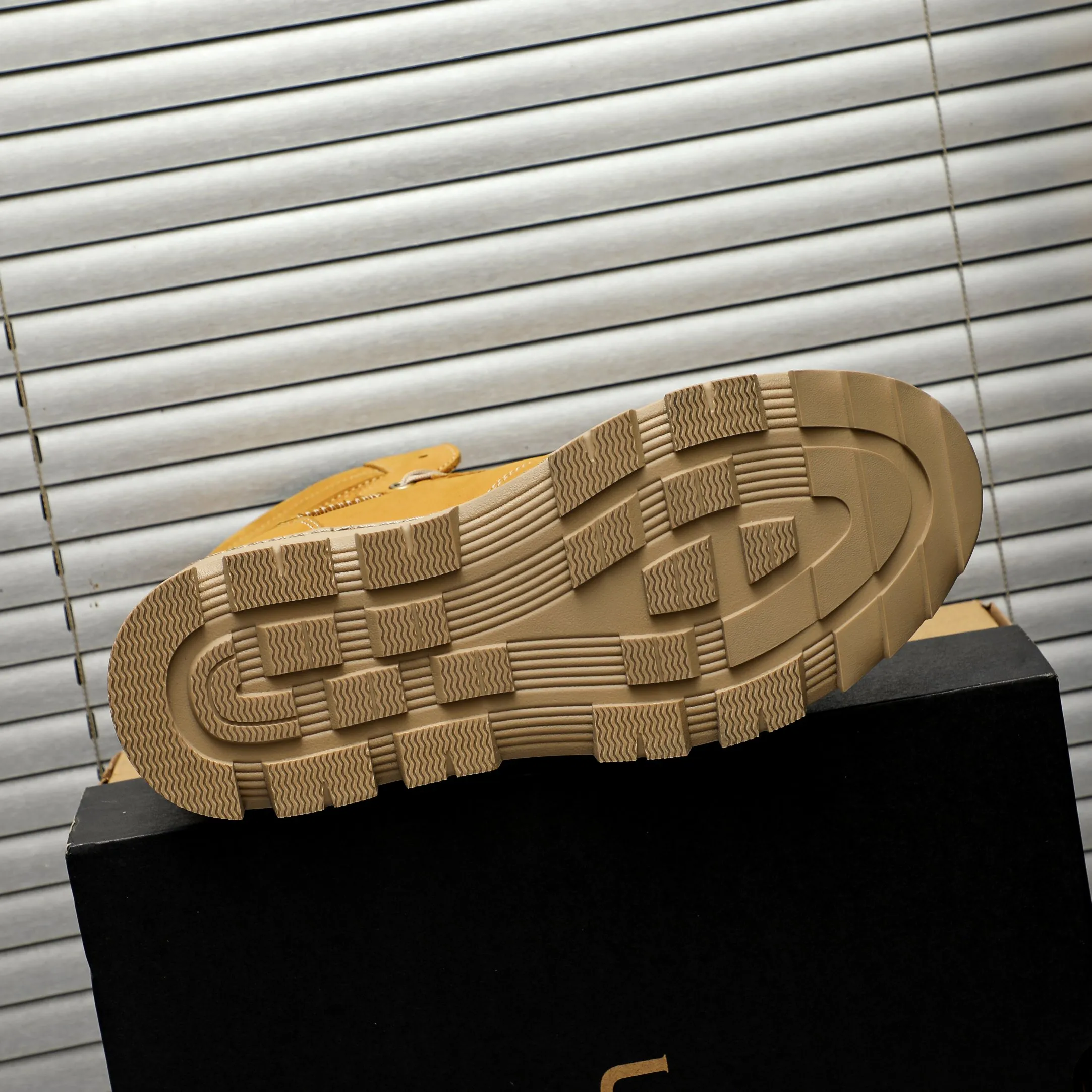 P620 Product trademark: "UGG" Gaobang men's shoes Regular size: 39-44 Product materials: Selected nubuck leather upper, wool lining, original outsole